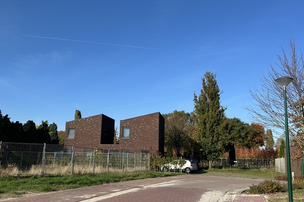 Foto van achter de school in Maashees (Opent de afbeelding vergroot weer)