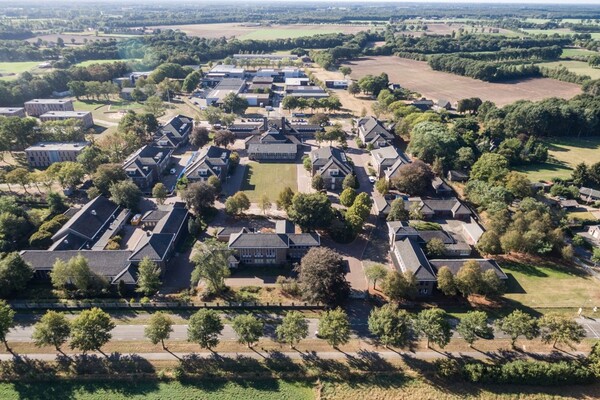 Luchtfoto met locatie project Velp, Herontwikkeling Generaal de Bonskazerne (Opent de afbeelding vergroot weer)